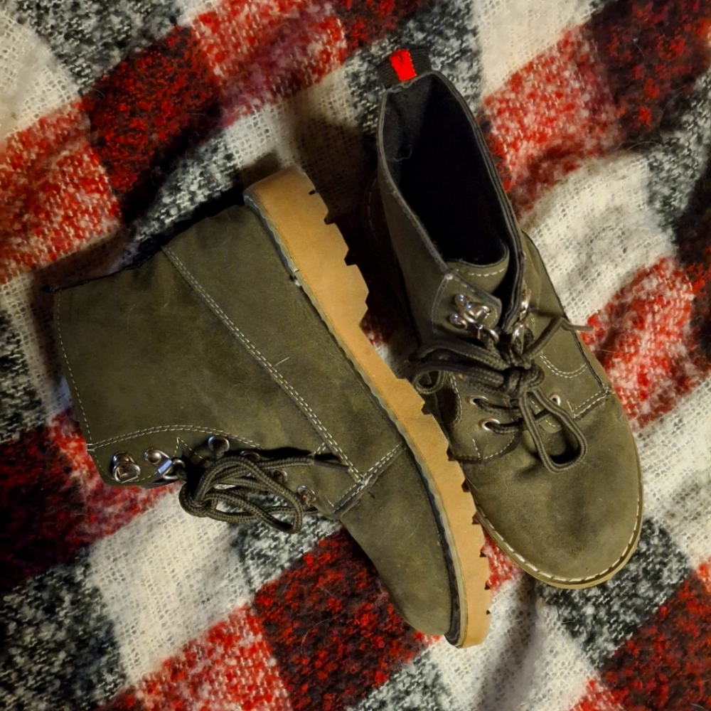 Lace Up GYI Boots - Picture 4 of 9